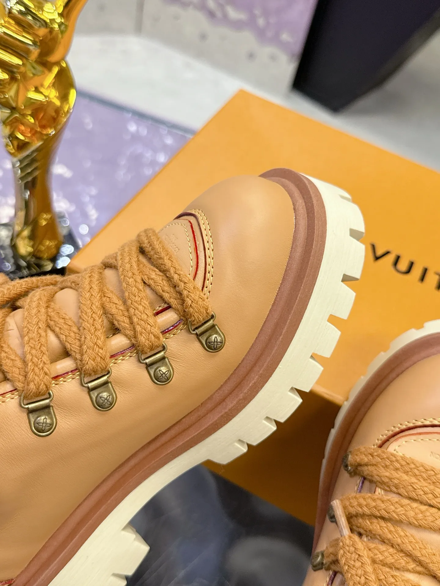 Factory price: 700💰 LV | Louis Vuitton 🧡💚2025 autumn and winter new style, top version ⚠️ The counter features the latest LV REMIX lace-up mountaineering derby shoes, new hard goods 🆕 ❥BS purchasing level! Full of high-end feel! A popular model among bloggers at home and abroad, it’s retro and fashionable, and looks stunning on your feet! Mainly recommended model on the official website★ ▪️Upper: top-quality first-layer cowhide ▪️Inner lining: imported sheepskin ▪️Outsole: original molded T men's shoes 💰U anti-slip outsole ▪️Sole height: 3.5cm ▪️Shoe size: Female 35-41 (41 customized, non-refundable) Male 39-45 (46 customized, non-refundable)